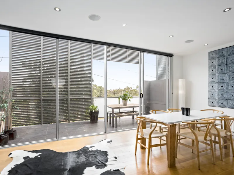 Versatile contemporary urban residence - the perfect opportunity for work-life balance