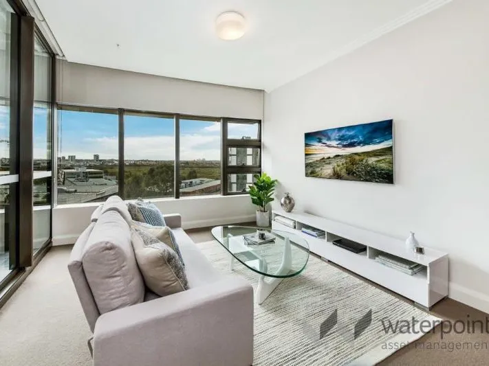 WHAT MORE COULD YOU WANT- ULTRA-CONVENIENT UPPER LEVEL APARTMENT