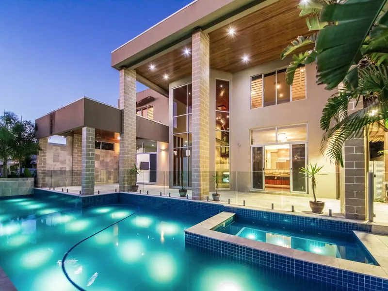 Stunning Executive Residence on the River!
