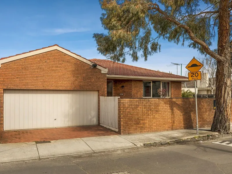SPACIOUS THREE BEDROOM SINGLE LEVEL UNIT OPPOSITE CAULFIELD PARK! || FLARE REAL ESTATE