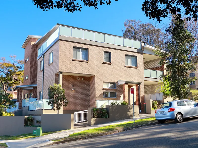 Near-new, modern apartment in a convenient locale