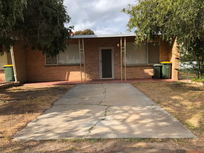 Walk to town, Leisure center or school