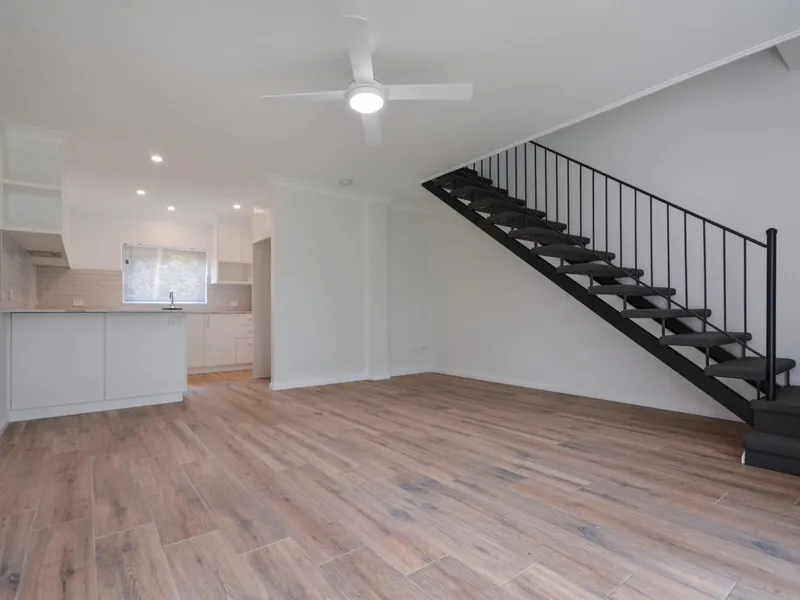 FRESHLY RENOVATED SPLIT-LEVEL APARTMENT IN GARDEN COMPLEX