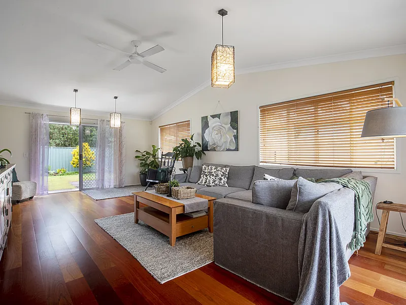QUALITY HOME, VIEWS, 120M TO WATER