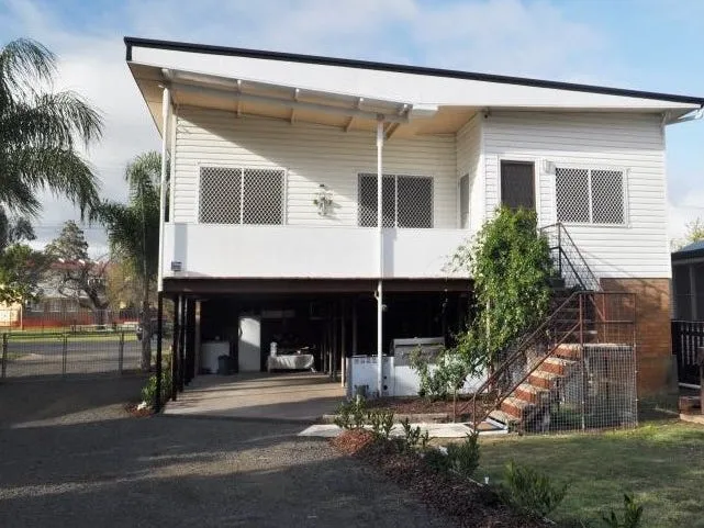 COMFORTABLE LIVING - EXCELLENT OUTDOOR ENTERTAINING!