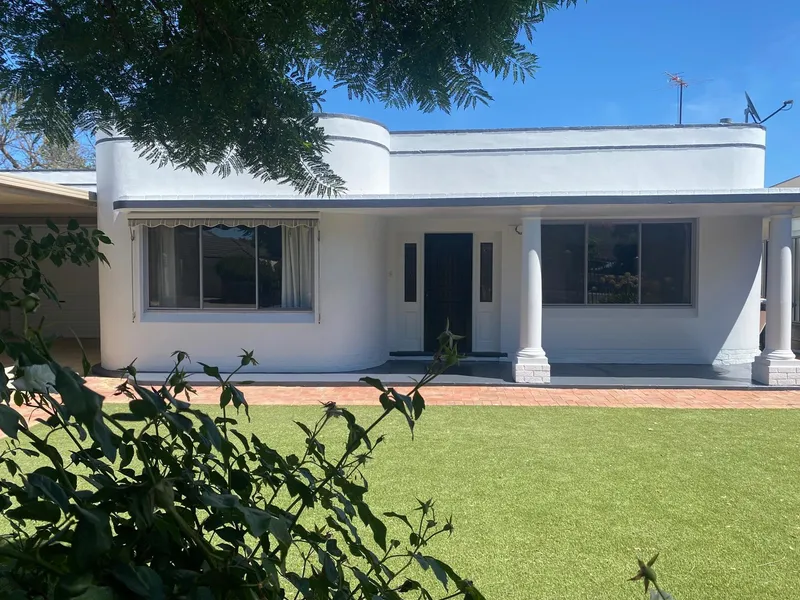 Art Deco Family Living At Its Finest And 5kW Solar Panel System