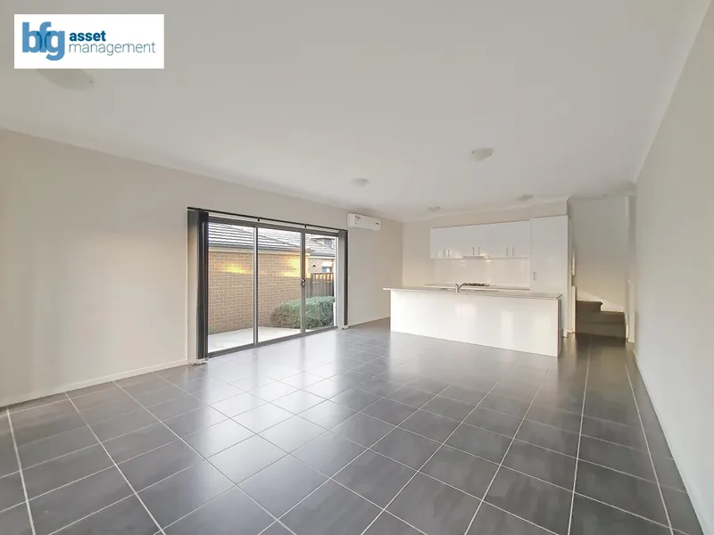 Modern & Contemporary 4 Bedroom Townhouse!