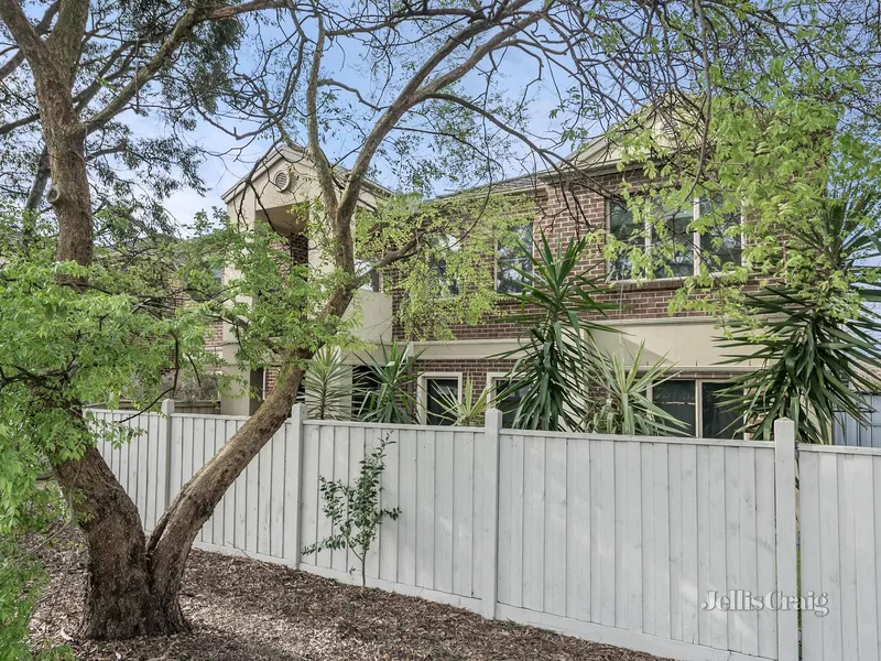 Spacious floorplan with contemporary décor, minutes to freeway