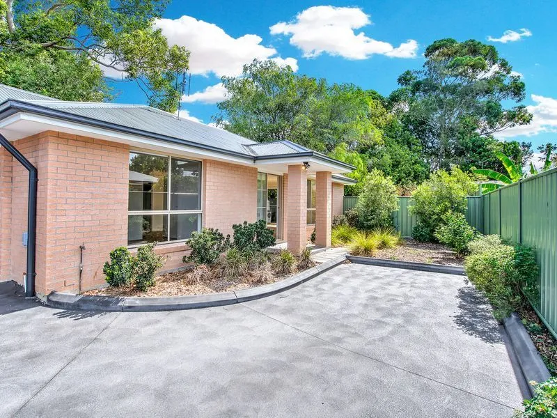 Low maintenance modern villa, convenient location