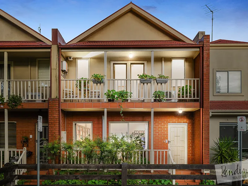 Stylish Townhouse with Studio
