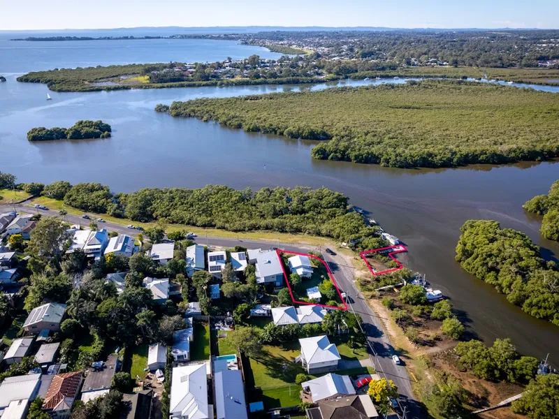 UNIQUE WATERFRONT PROPERTY WITH 52 m OF WATER FRONTAGE