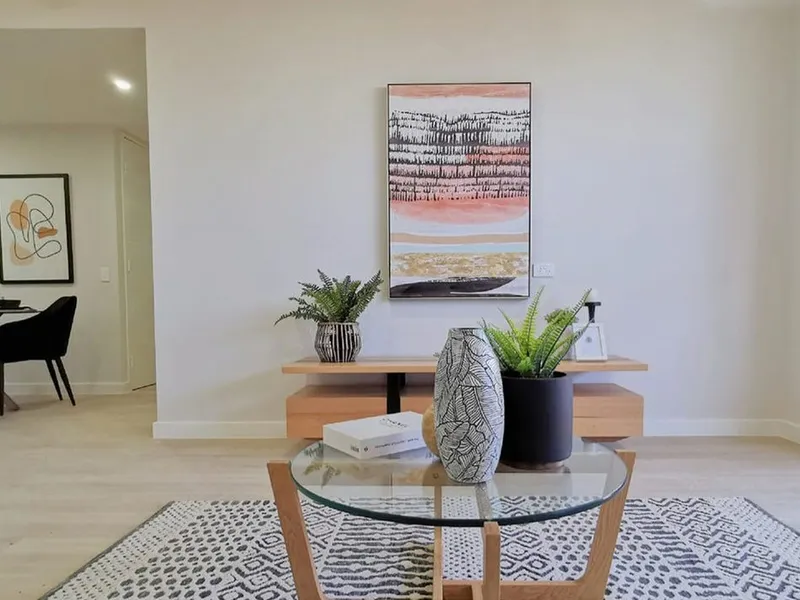 Walking distance to shopping complex and train station!!