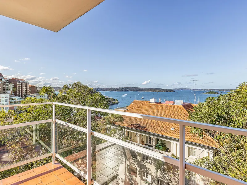 Take Centre Stage In This Radiant Apartment With Captivating Harbour Views