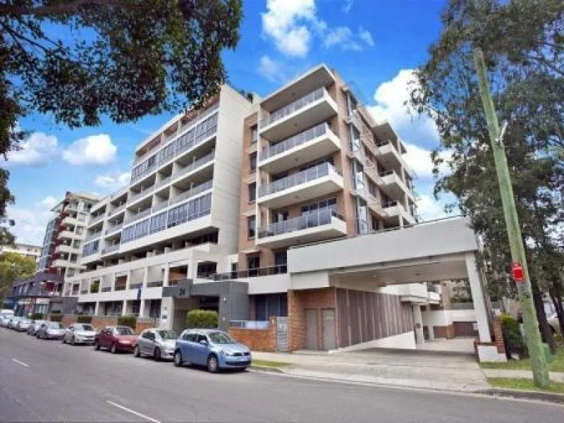 Luxurious Split level large Two Bedroom Apartment with Backyard