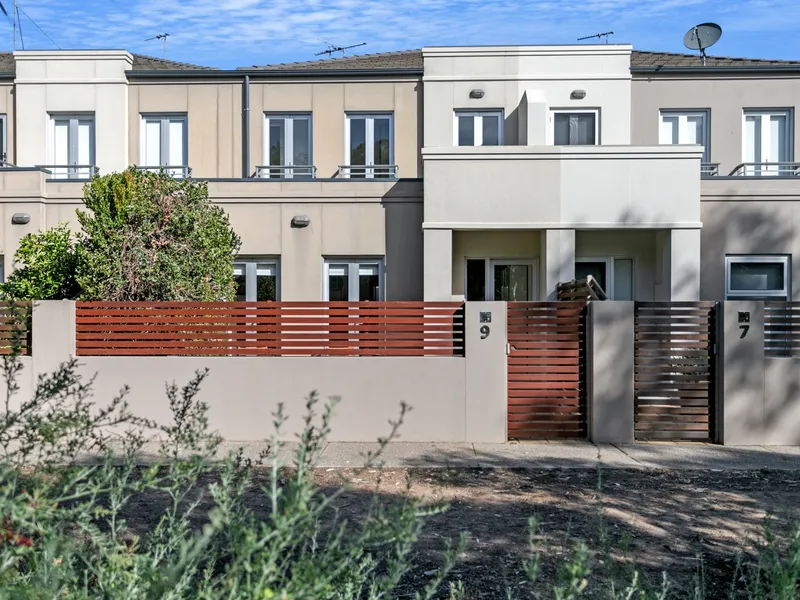 Executive Style Town House on Linear Park