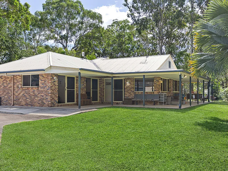 Large Acreage Family home with Pool