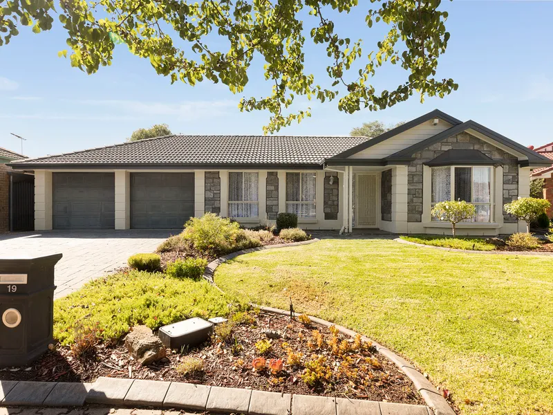 Make a tree-lined change to Oakdale Estate & a bluestone home all for epic outdoor entertaining.