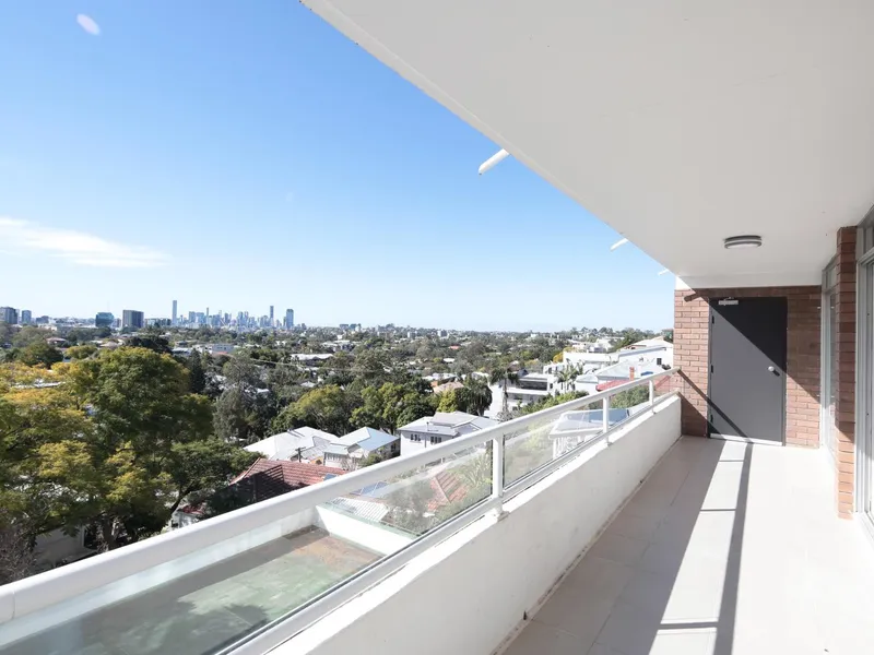 Newly renovated 3-bedroom unit in Taringa. Great views!