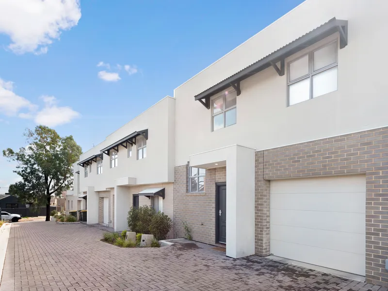 3 BEDROOM TOWNHOUSE - GROUP OF 5 - DUCTED R/C A/C - MINUTES TO THE BEACHFRONT