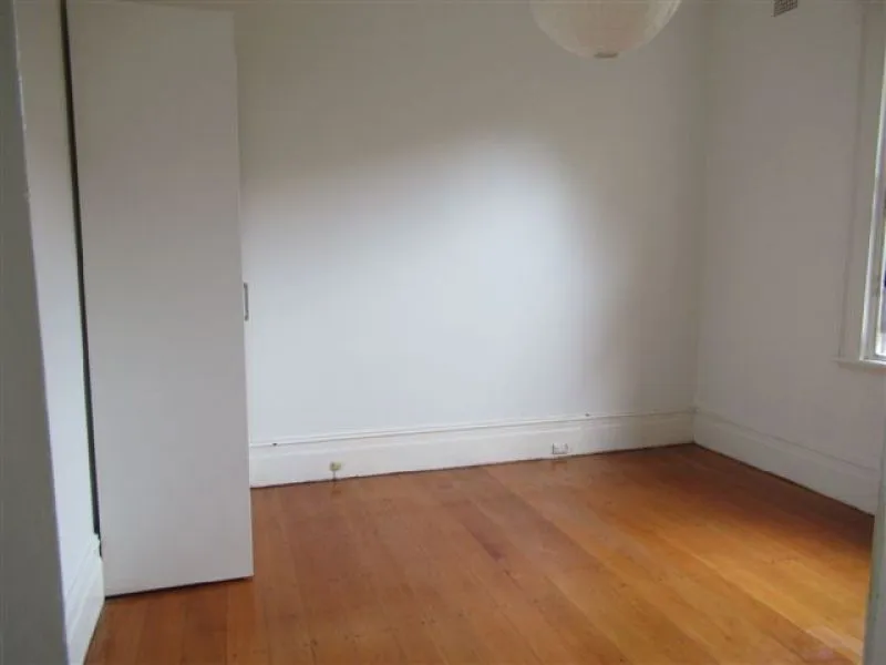 One bedroom garden flat being a part of a freestanding house