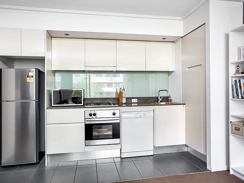 SPACIOUS ONE-BEDROOM APARTMENT IN PRIME LOCATION