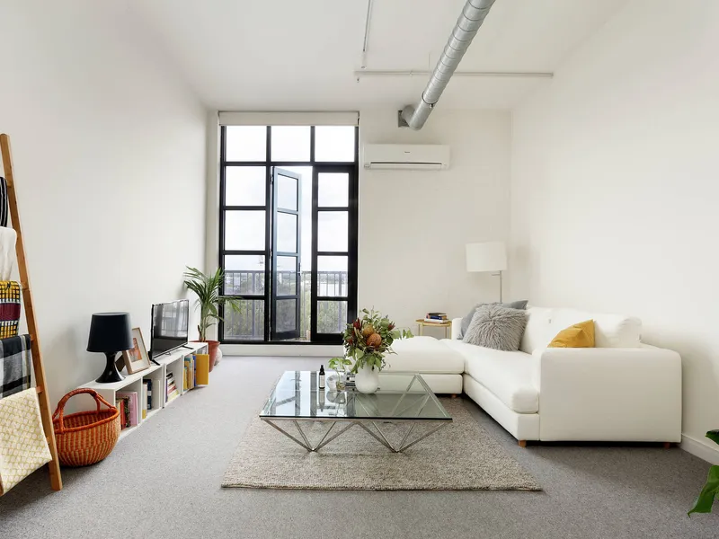 Light-filled MacRobertson living, spacious & immaculately renovated