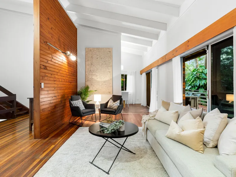 PRIVATE HIDEAWAY IN LEAFY ELEVATED POSITION