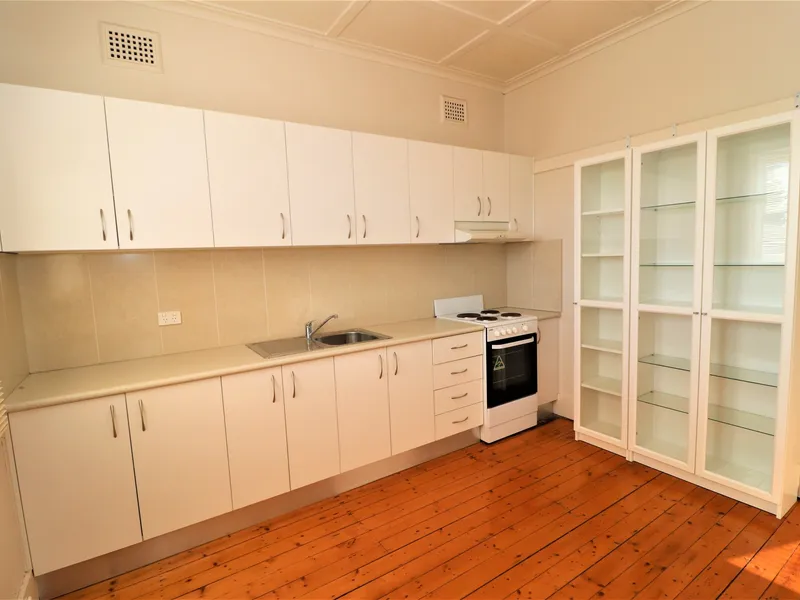 1 BEDROOM UNIT ** 1 WEEK RENT FREE ** ** Entry is via Illawarra Street **