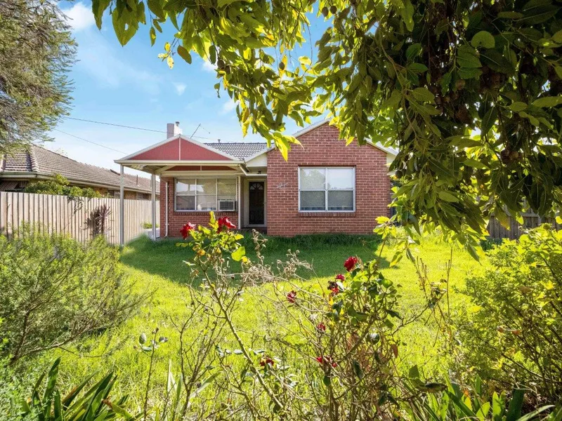 Neat and tidy, freshly painted and re-carpeted unit.