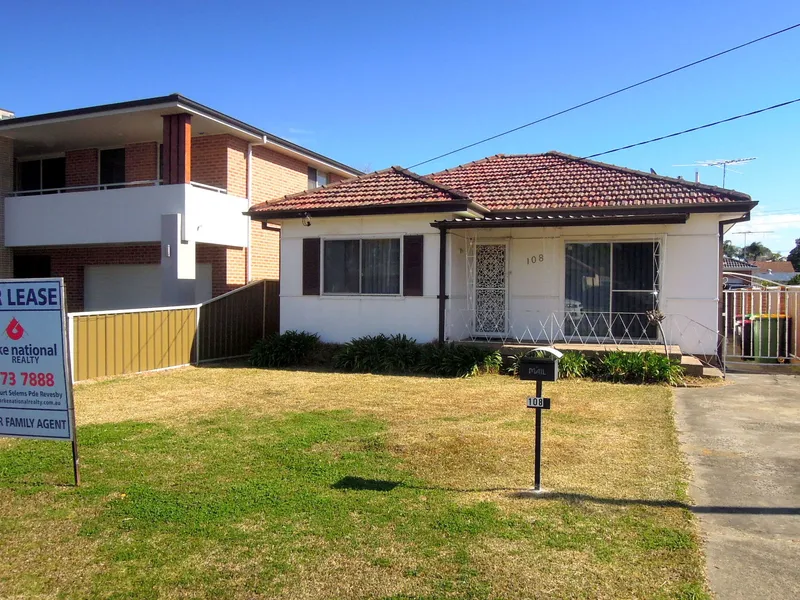 SHORT WALK TO SHOPS AND STATION