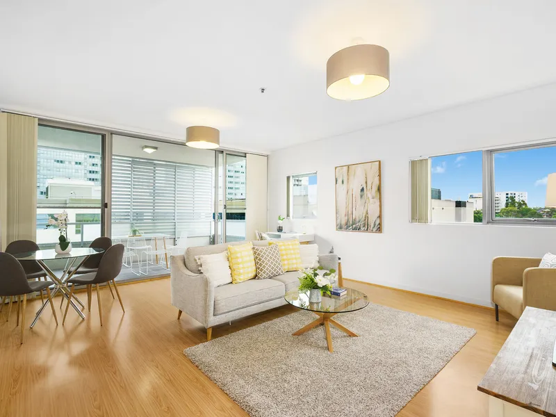 Ultra Modern & Spacious Apartment Footsteps to Burwood Amenities