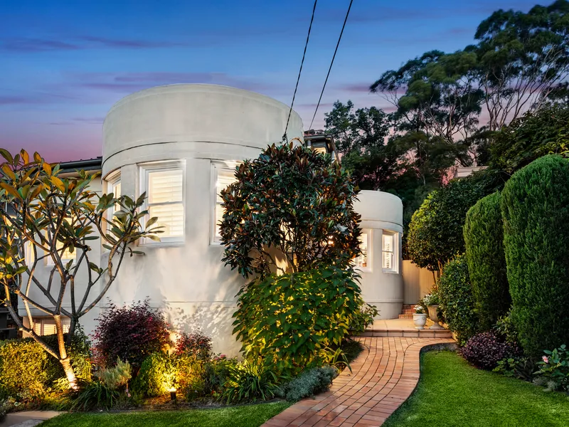 Remastered P&O Classic in a Tranquil Park-Side Cul-de-Sac