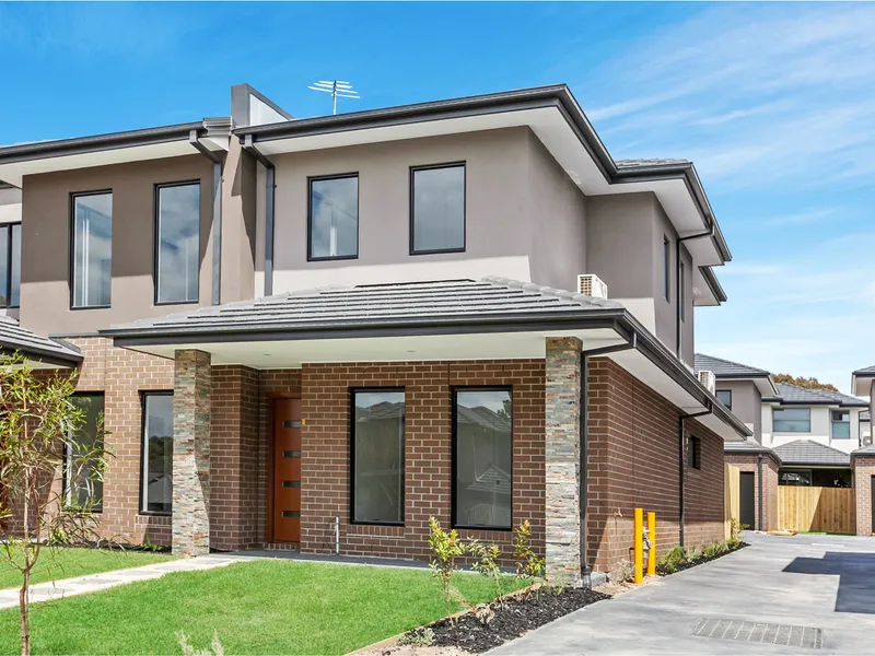 NEAR NEW SPACIOUS 4 BEDROOM TOWNHOUSE WITH DOUBLE GARAGE