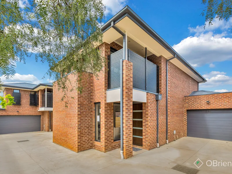 BRAND NEW STUNNING TOWNHOUSE -  WALK TO WERRIBEE TOWN CENTRE