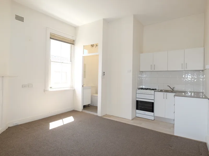 SUN DRENCHED ONE BEDROOM APARTMENT!