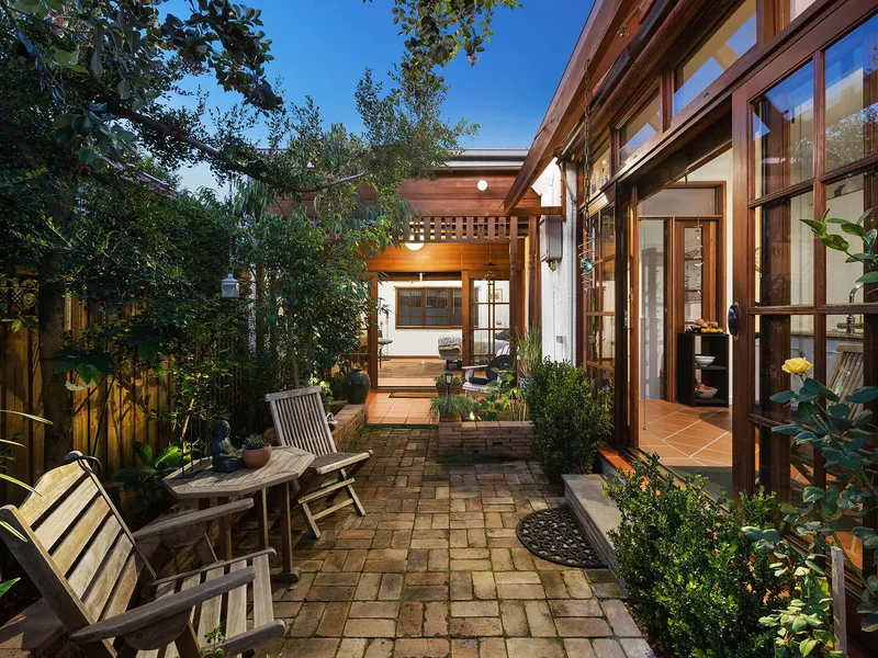 A sunlit three bedroom hideaway, footsteps to the action
