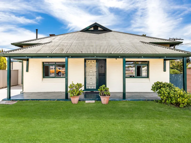c1906 STATE BANK BUNGALOW ON CORNER ALLOTMENT!