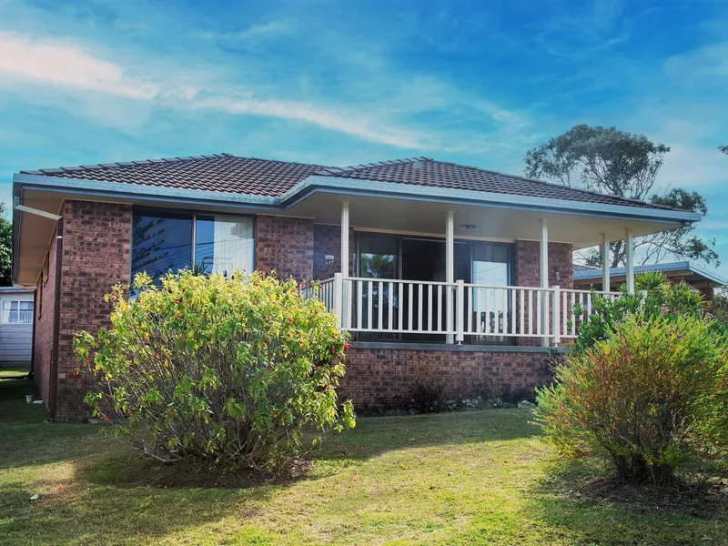 5 minute walk to the beach