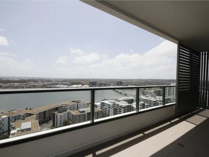 FULLY FURNISHED w/ Panoramic Water views - Pinnacle Rhodes close to Shopping Centre & Train Station
