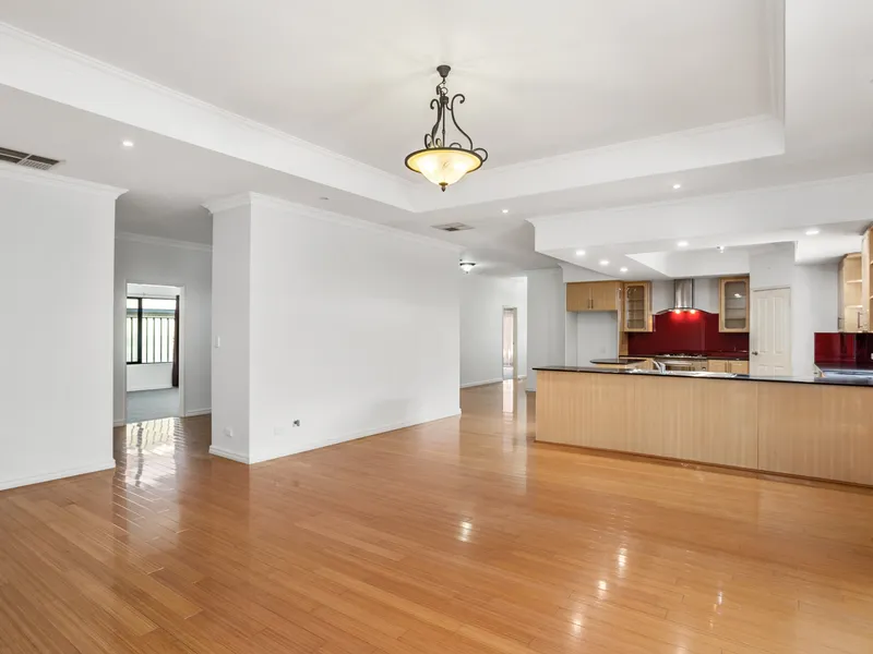 SENSATIONAL FAMILY LIVING & SUBSTANTIAL FLOOR PLAN ON 655 SQM LAND!