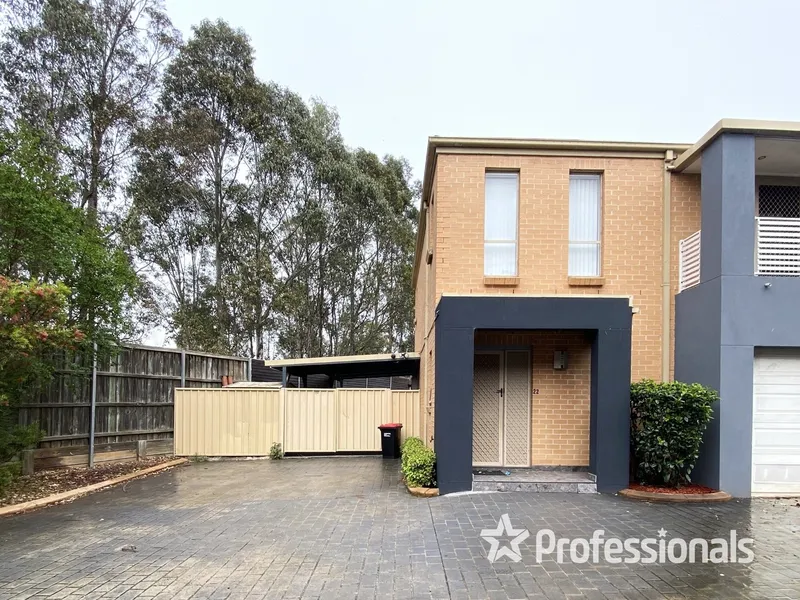 MODERN AND SPACIOUS TOWNHOUSE SITUATED IN QUIET COMPLEX!