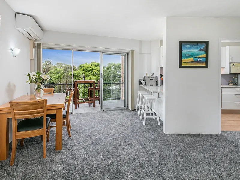 Stylish Apartment a short stroll from the village