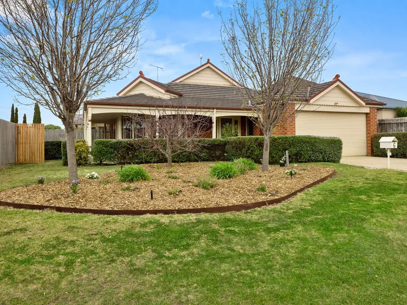 Backyard goals in a desirable court location