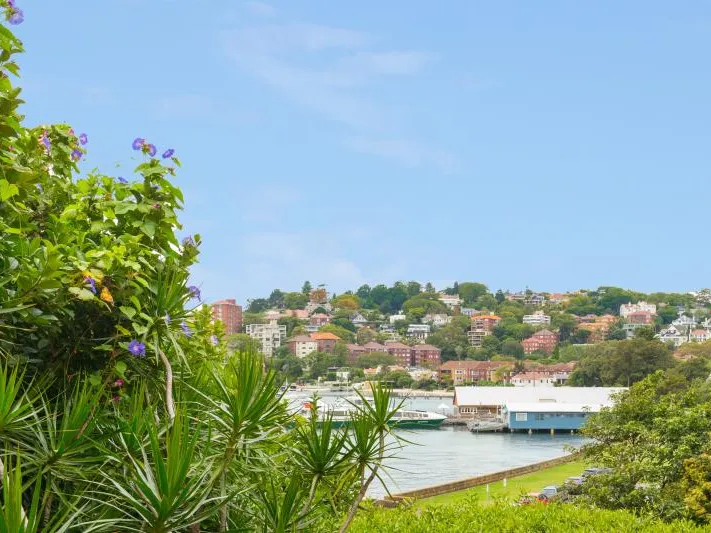 Stylish Art Deco Apartment - Stunning Location