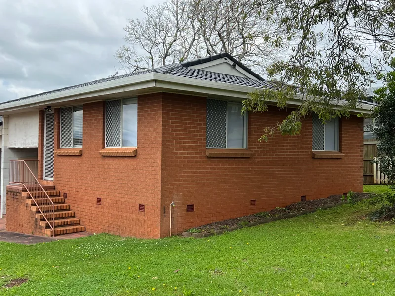 Refurbished 2 bedroom unit close to parkland and hospital