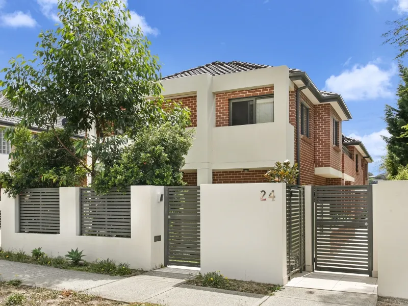Spacious Townhouse. Lovely Courtyard.