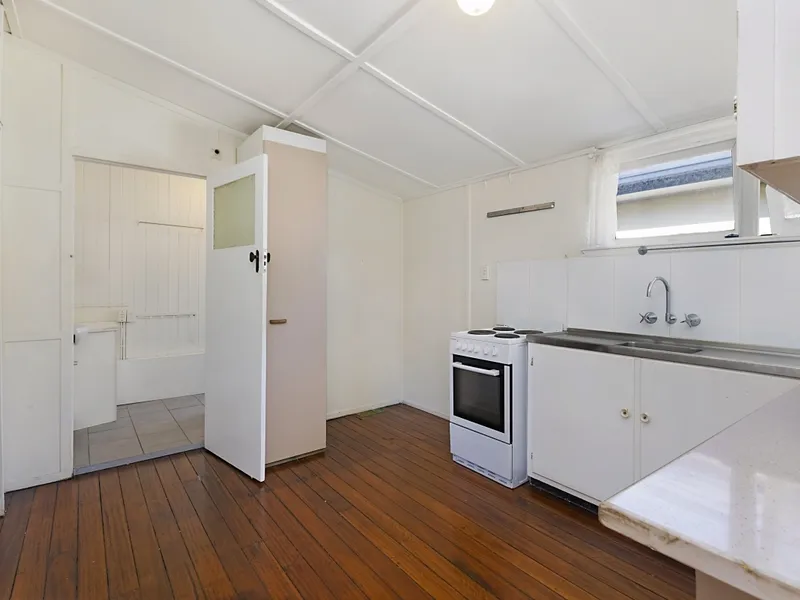 Quaint Unit One Block From Beach