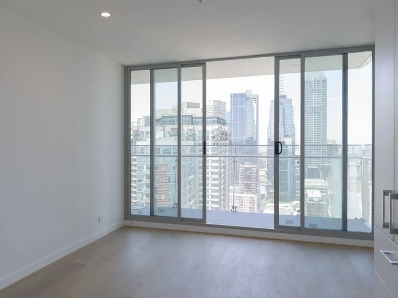 Spacious 1 Bedroom Apartment on Latrobe St!