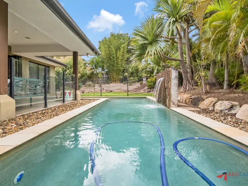 CONTEMPORARY COASTAL STYLE HOME - 4 BEDS, 4 LIVING AREAS & POOL ON 1019m2 = WOW!