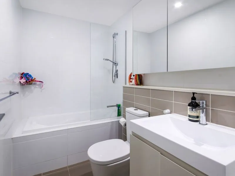 Large  3 BEDROOMS !!!!!!!!!!!!!